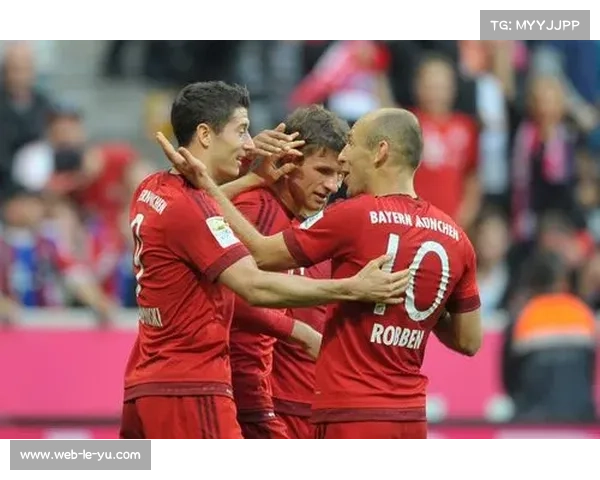 老球迷高举“欢迎回家”横幅，莱万赛后向看台抛送球衣